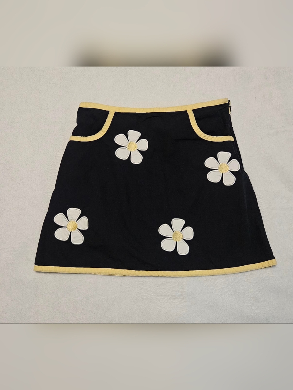Girls Lands' End Navy Blue Skort with White Daisy Appliqués and Yellow Trim Sz10